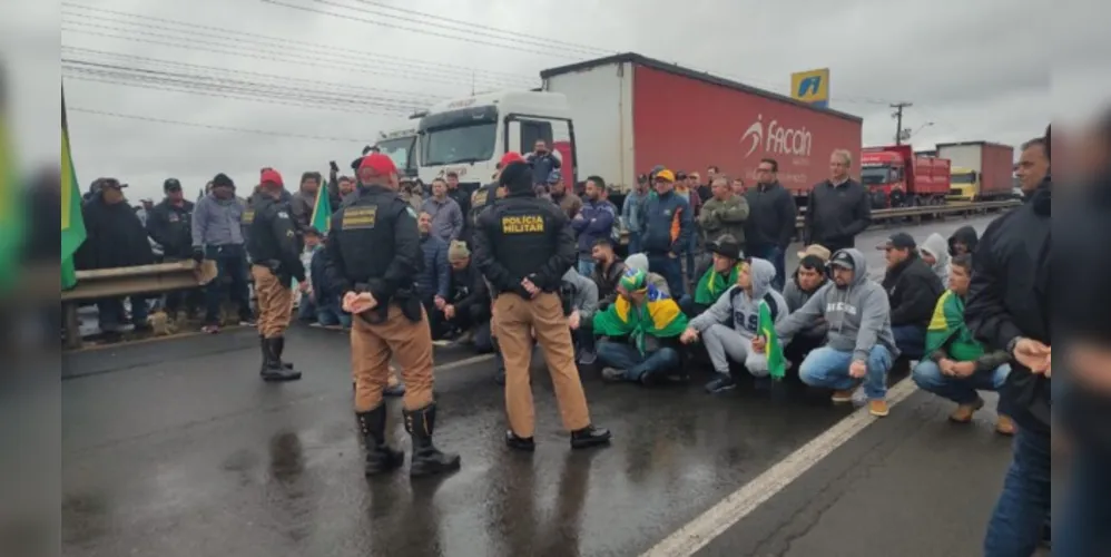 Minutos após as ações das autoridades, alguns caminhões foram liberados para seguir viagem nos dois sentidos