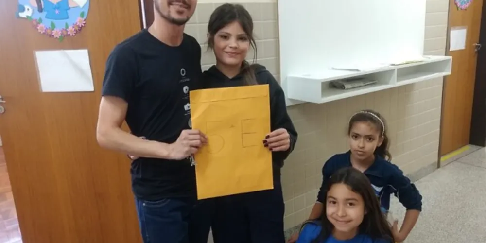 Alunos fizeram homenagem a professor que está deixando a escola