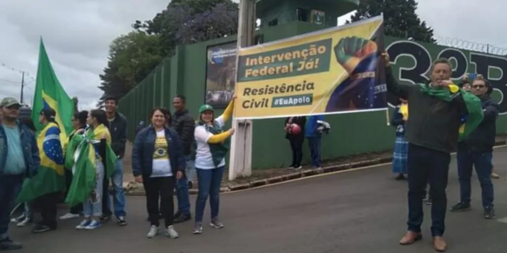 Manifestantes em frente ao 13º BIB.