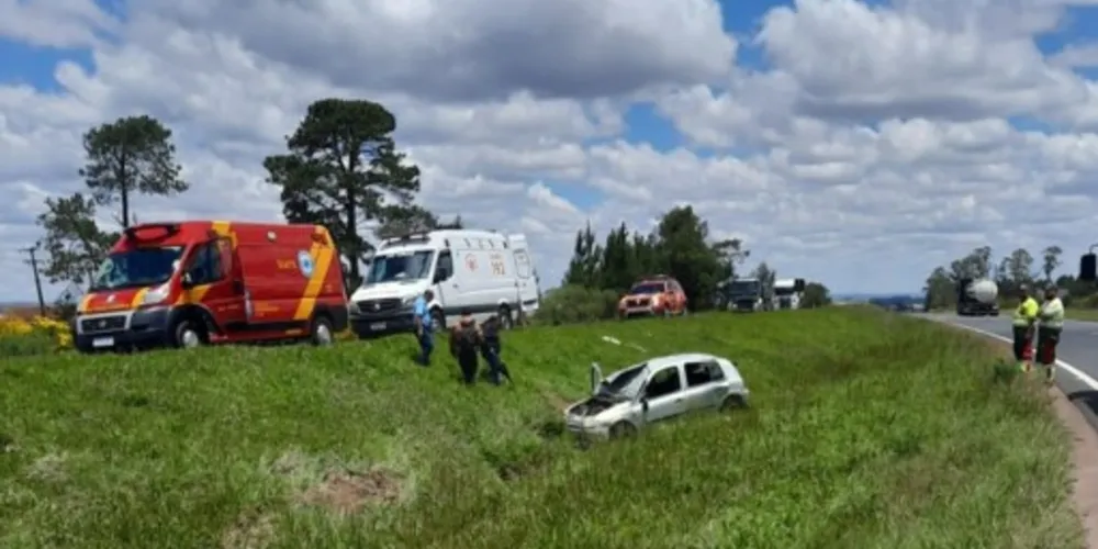 Capotamento no km 305 mobilizou equipes do Corpo de Bombeiros e PRE na manhã desta segunda