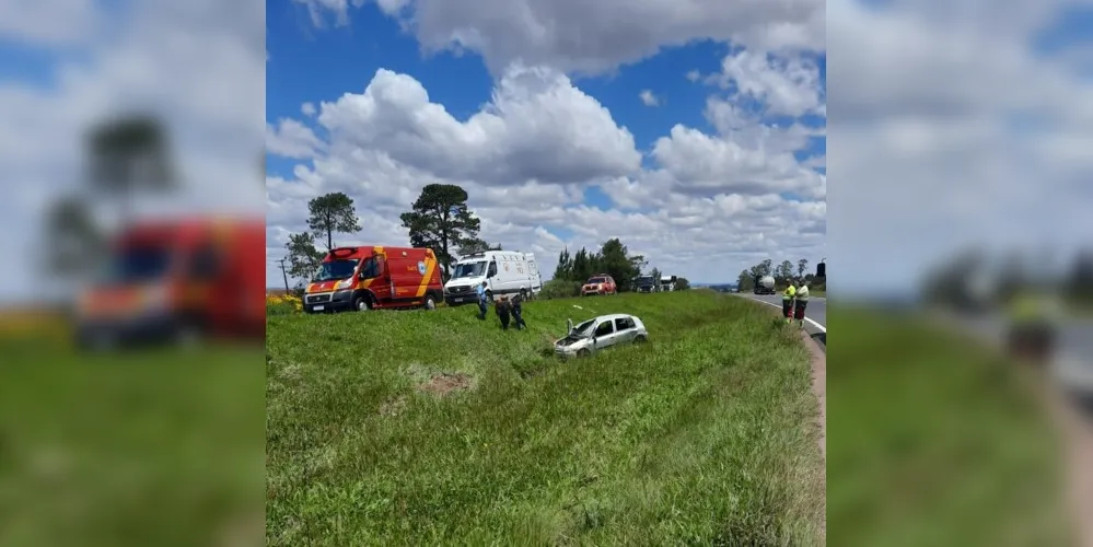 Capotamento no km 305 mobilizou equipes do Corpo de Bombeiros e PRE na manhã desta segunda