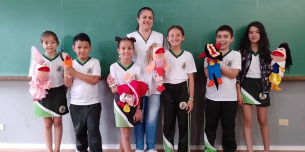 A apresentação foi tão bem aceita pelos alunos que a professora precisou refazer a atividade com todos os alunos manipulando os fantoches e contando a história