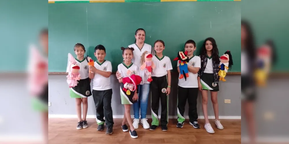 A apresentação foi tão bem aceita pelos alunos que a professora precisou refazer a atividade com todos os alunos manipulando os fantoches e contando a história