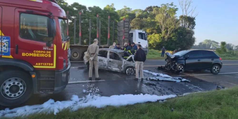 Equipes da PRF e Corpo de Bombeiros foram ao local