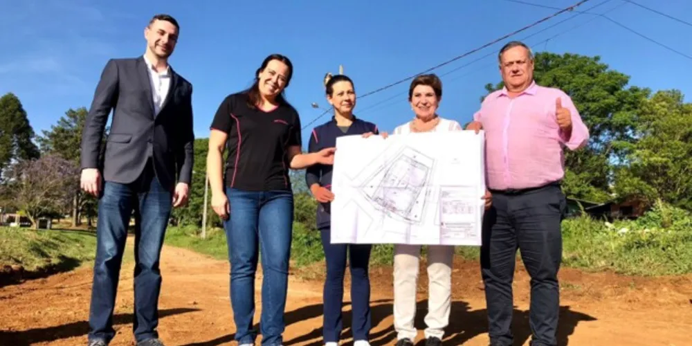 Henrique do Vale, Elizabeth Schmidt e Paulo Balansin analisando o projeto na região do Santa Luiza.