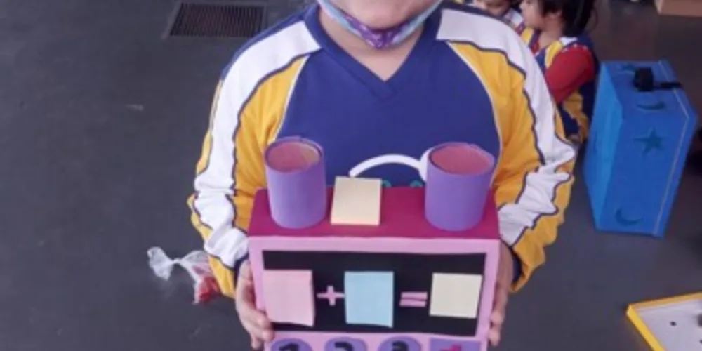 Foi proposto que os alunos juntamente com seus familiares, produzissem uma máquina de calcular, utilizando materiais recicláveis