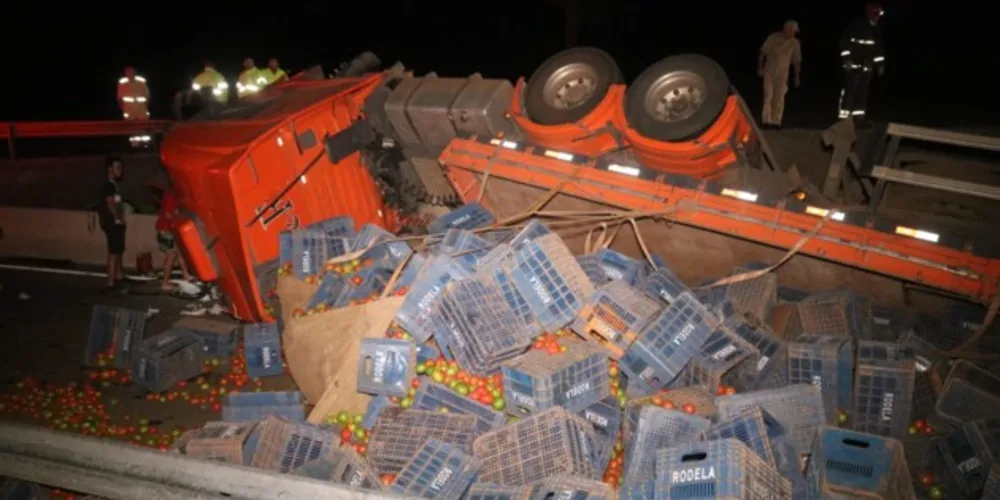 Caminhão 'caiu' sobre a pista inferior de acesso no local