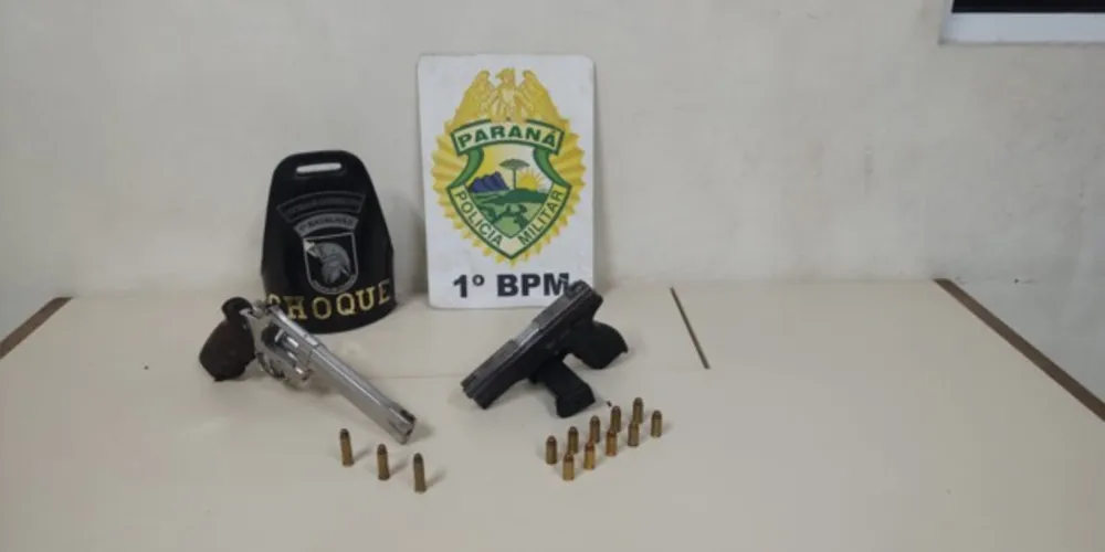 Uma das armas foi encontrada em cima da mesa na residência do suspeito