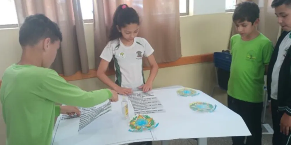 Além do objetivo de fixar conhecimento sobre o fato histórico, foram realizados trabalhos de pesquisa sobre palavras que compõem o hino e trabalhado o gênero textual lista