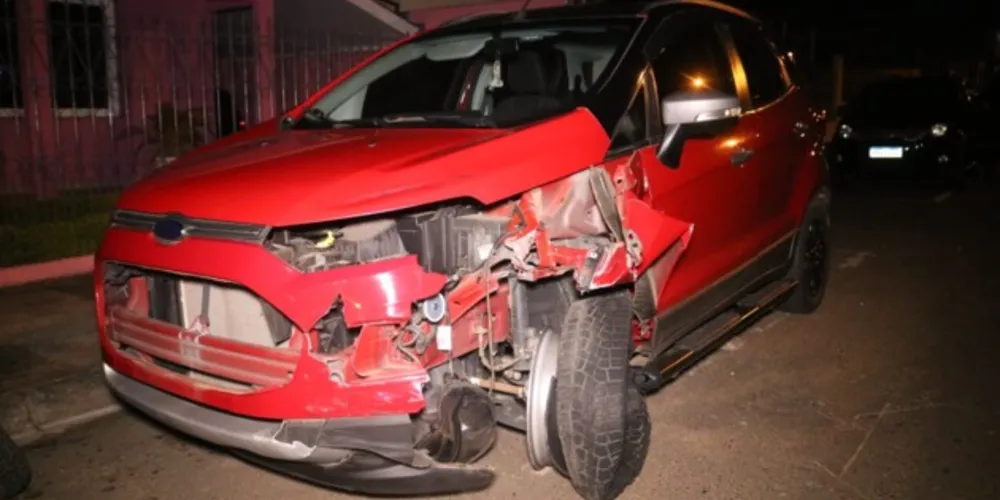 A placa do carro ficou caída no local do acidente após a colisão.