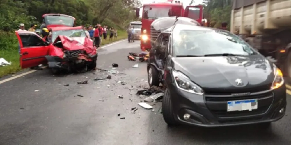 Segundo a PRF, o Peugeot perdeu o controle e invadiu a pista contrária