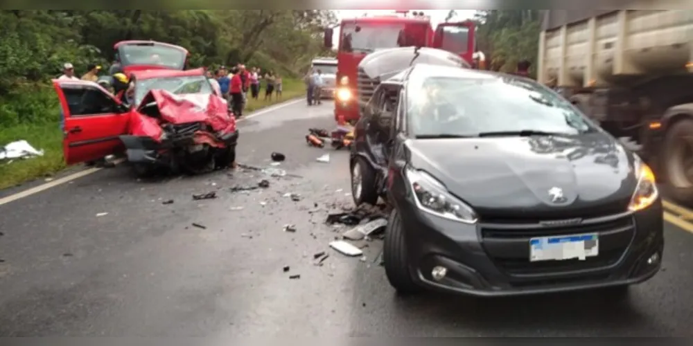 Segundo a PRF, o Peugeot perdeu o controle e invadiu a pista contrária