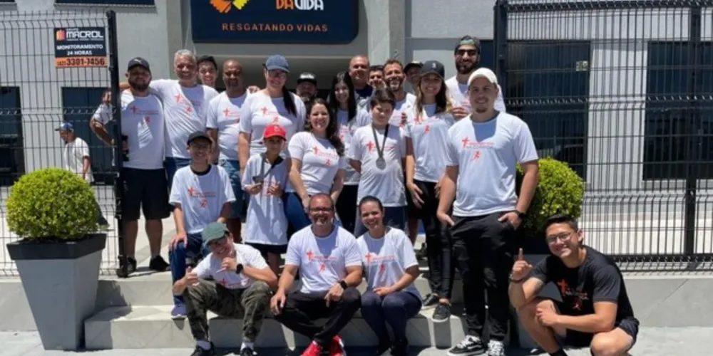 Equipe de funcionários e voluntários do '7º Resgatando Vidas na Corrida'