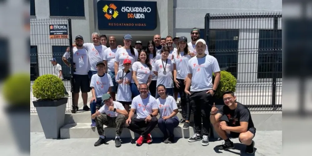 Equipe de funcionários e voluntários do '7º Resgatando Vidas na Corrida'