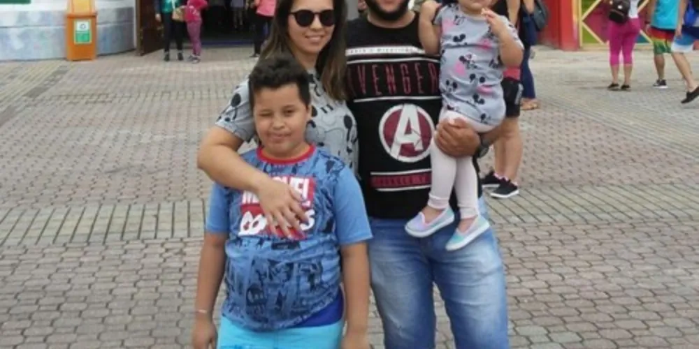 Foram confirmadas as mortes de quatro pessoas: um casal e duas crianças que são pai, mãe e filhos