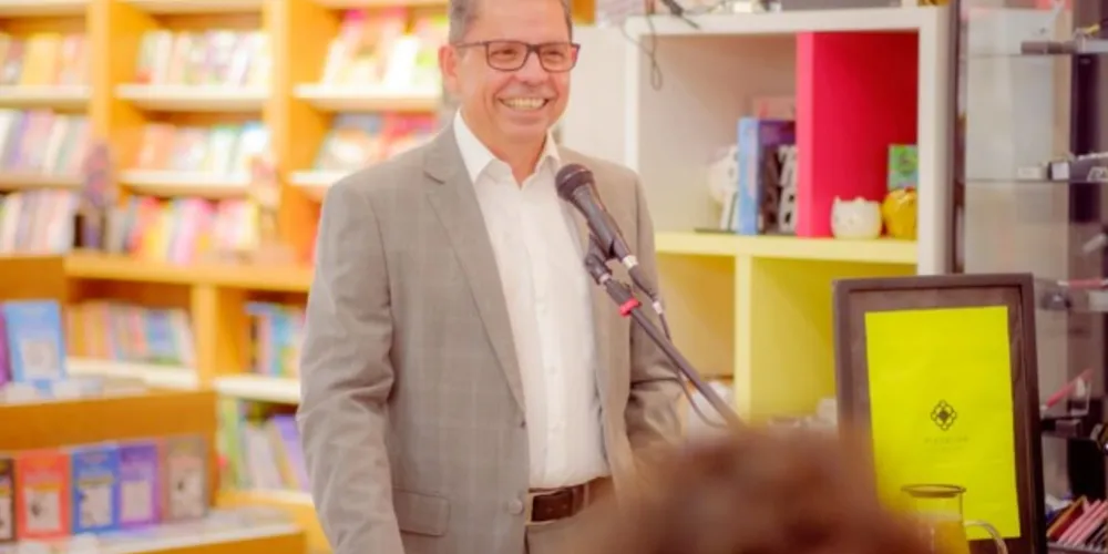 Miguel Sanches Neto, reitor da UEPG, durante lançamento do seu novo livro.