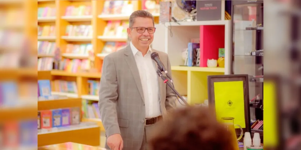 Miguel Sanches Neto, reitor da UEPG, durante lançamento do seu novo livro.