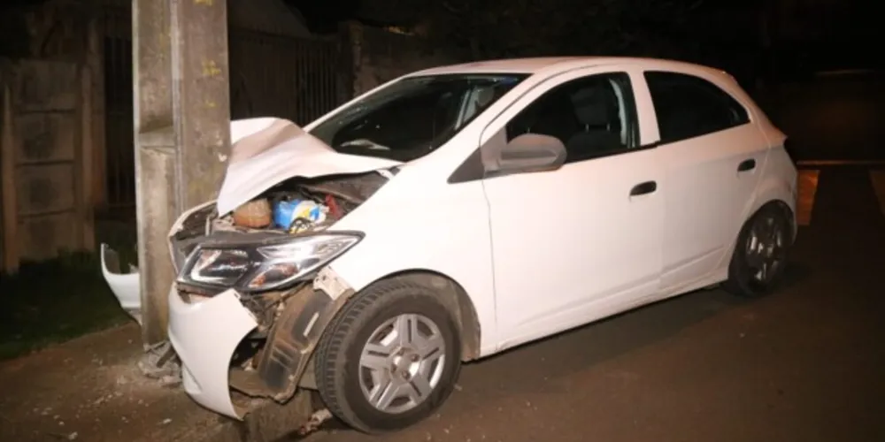 O acidente aconteceu na madrugada deste sábado (19).