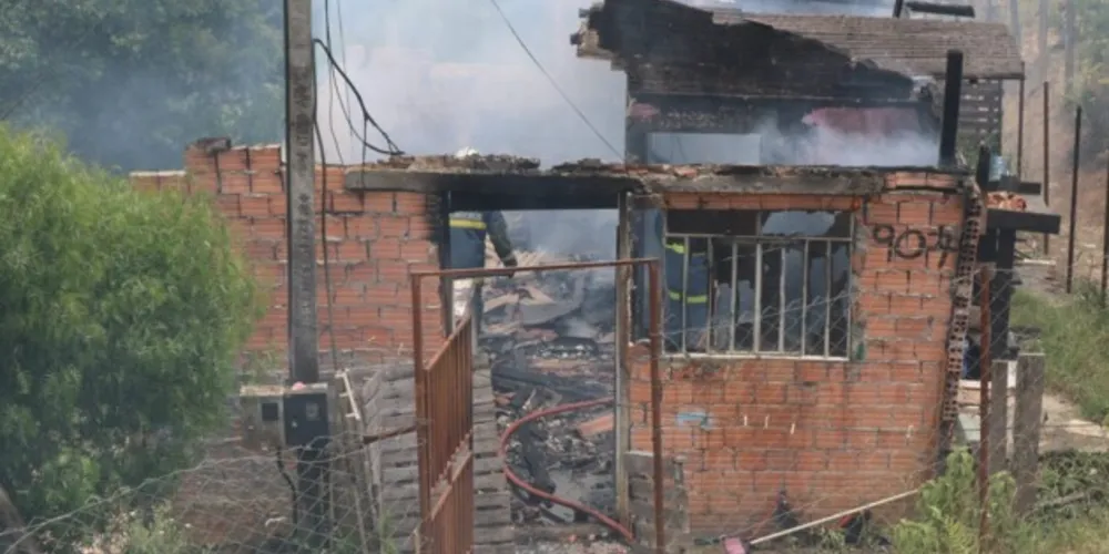 Imóvel ficou completamente destruído após o fogo