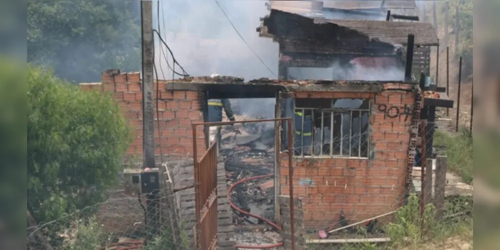 Imóvel ficou completamente destruído após o fogo