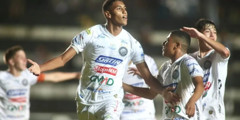 Zagueiro Renan (foto) foi o autor do gol do título alvinegro