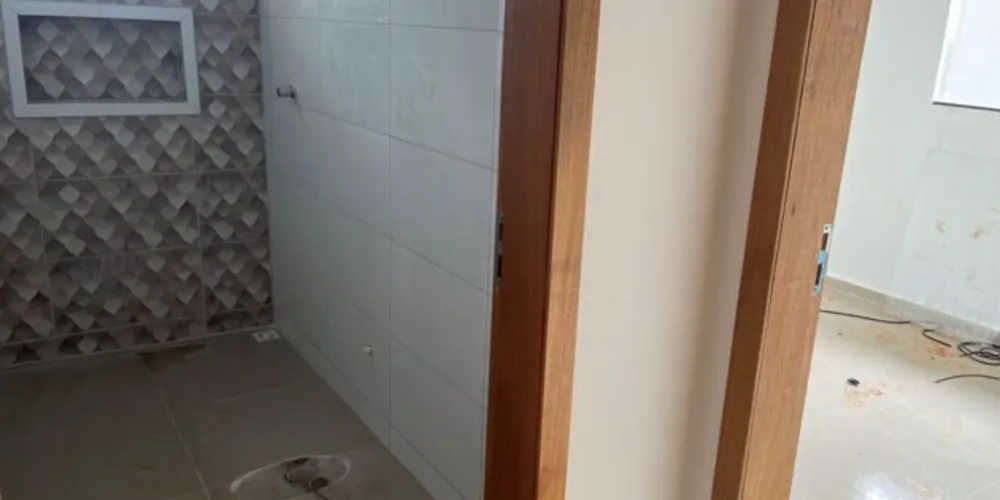 Furto de portas, janelas e louças de três casas no bairro Dona Marli