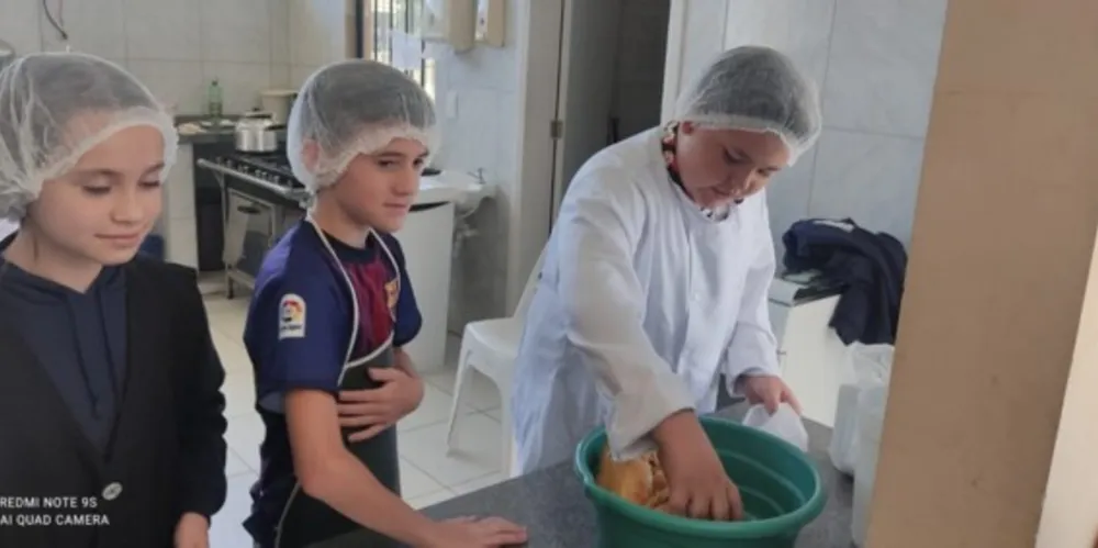 O intuito da atividade é arrecadar dinheiro para que todos os alunos da turma encerrem o ano letivo comemorando em uma Pizzaria.