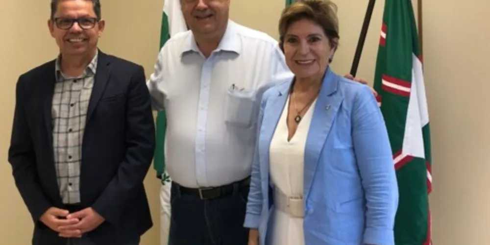 Reitor Miguel Sanches Neto, Secretario Beto Preto e prefeita Elizabeth Schmidt reunidos.