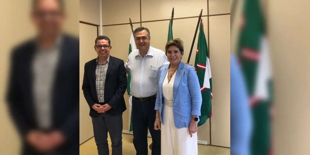 Reitor Miguel Sanches Neto, Secretario Beto Preto e prefeita Elizabeth Schmidt reunidos.