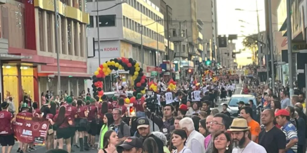 A 31ª edição da Münchenfest inicia nesta sexta-feira (25), em Ponta Grossa. Neste momento, acontece o desfile dos blocos, na avenida Vicente Machado. Confira ao vivo como está sendo o evento no Portal aRede.
