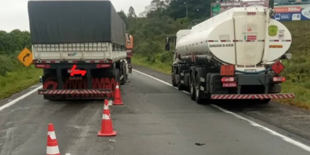 Colisão envolveu duas carretas e uma delas parou sobre as duas faixas