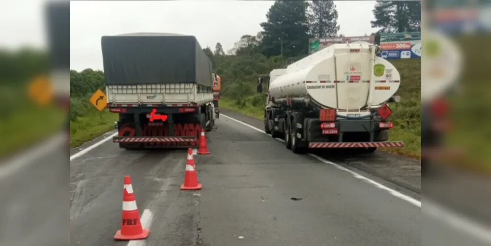 Colisão envolveu duas carretas e uma delas parou sobre as duas faixas