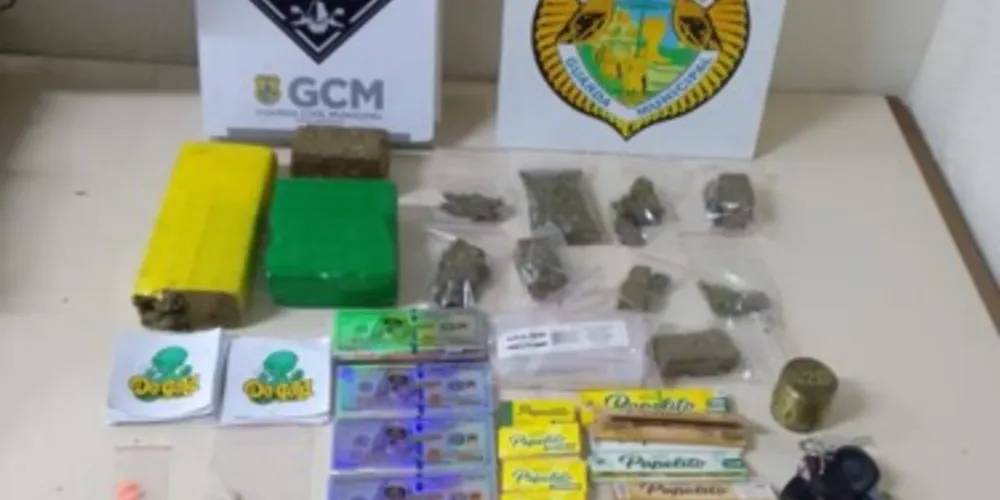 Drogas, balança, palitos, adesivos e dinheiro em espécie foram encontrados