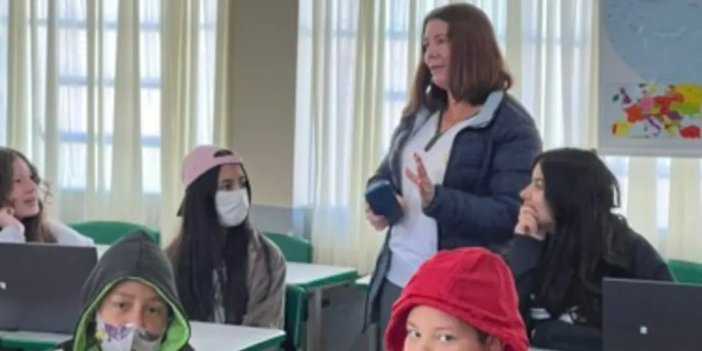 Os alunos também contaram com a presença da professora Izabel (professora da Escola Municipal Maria da Luz Vieira) que explicou sobre a história da construção da passarela para pedestre