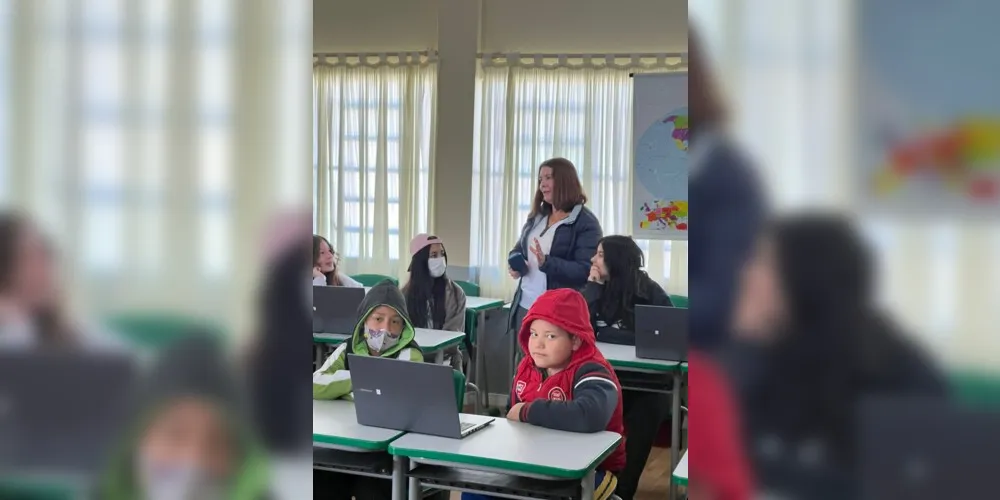 Os alunos também contaram com a presença da professora Izabel (professora da Escola Municipal Maria da Luz Vieira) que explicou sobre a história da construção da passarela para pedestre