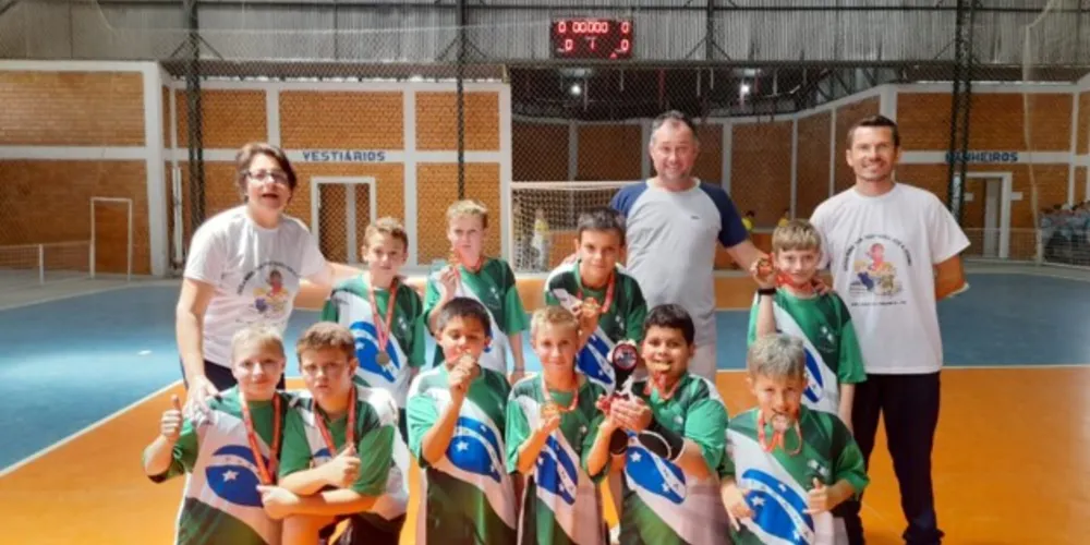No final da disputa os alunos do 5º ano da Escola Maria José Stremel garantiram o 1º lugar no Futsal Masculino
