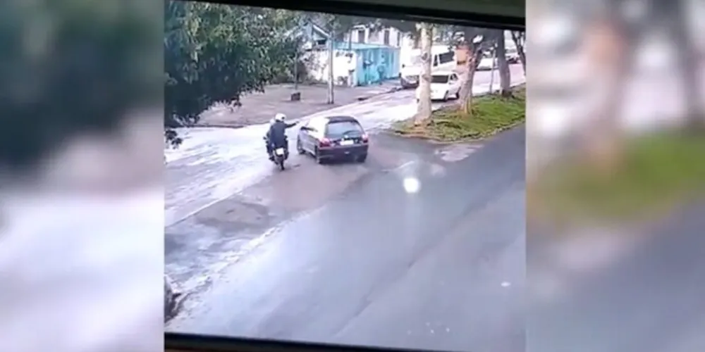 Como mostra o vídeo acima, um motociclista parou ao lado de um veículo no qual estavam dois homens e efetuou diversos disparos