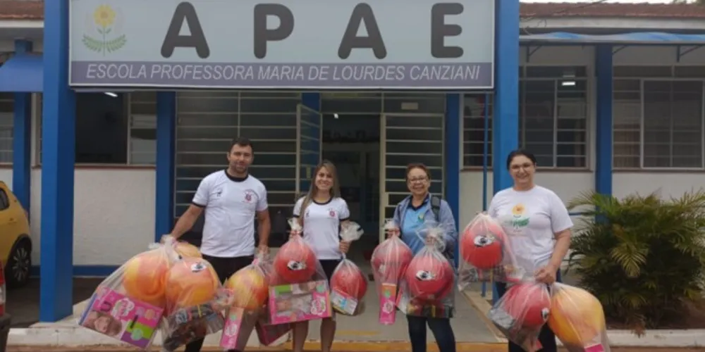 Cerca de 50 crianças foram contempladas na ação que levou brinquedos infláveis e kits de brinquedos para a instituição.