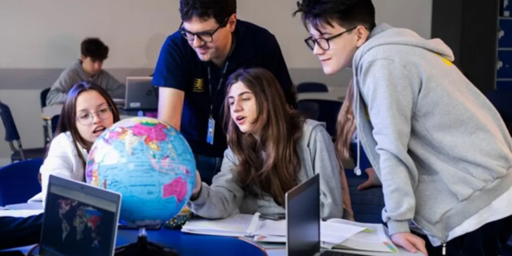 Alunos são protagonistas no processo educacional, com contato natural com a língua inglesa