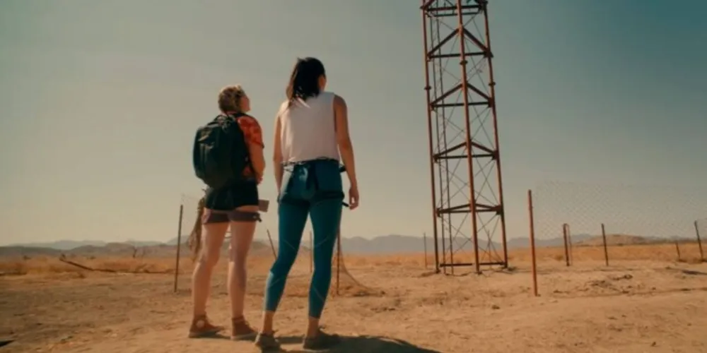 'A Queda' faz muito bem em focar absolutamente toda sua duração nas duas escaladoras na torre. Não há interrupção, tramas paralelas nem flashbacks, o que faz do suspense permanentemente angustiante