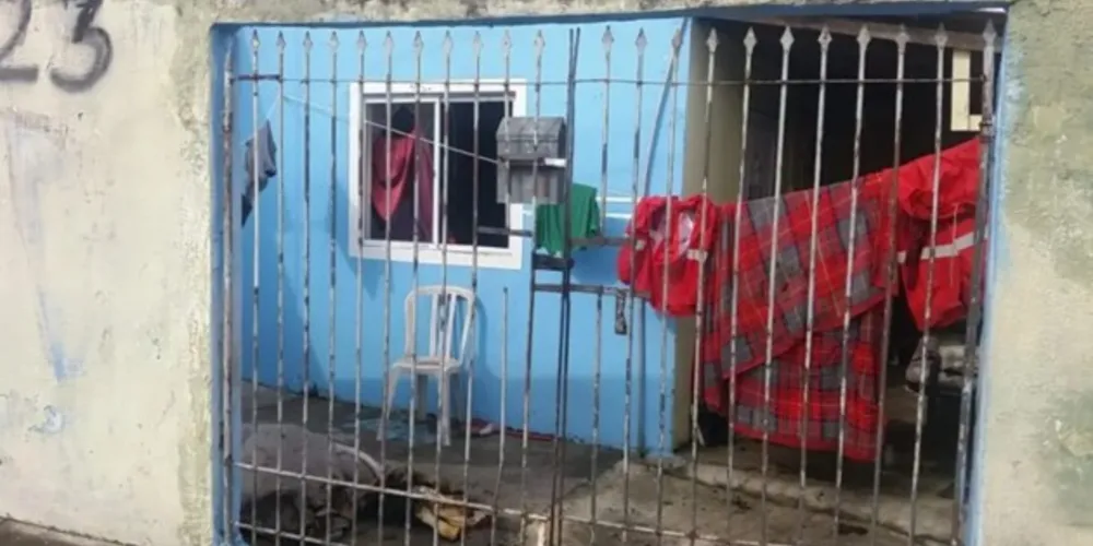 Mulher foi resgatada por vizinhos. Caso aconteceu em Curitiba