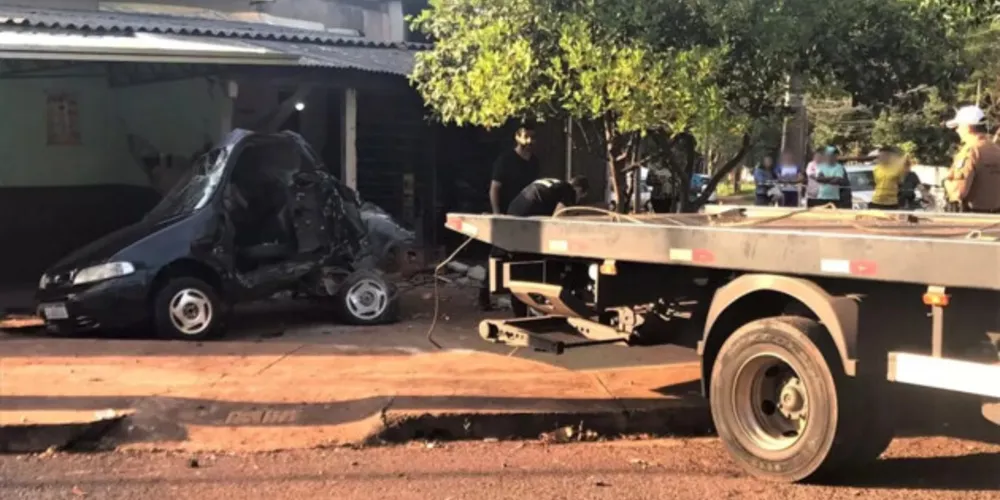 Com o impacto, o carro ficou bastante danificado e uma das paredes da mercearia foi destruída