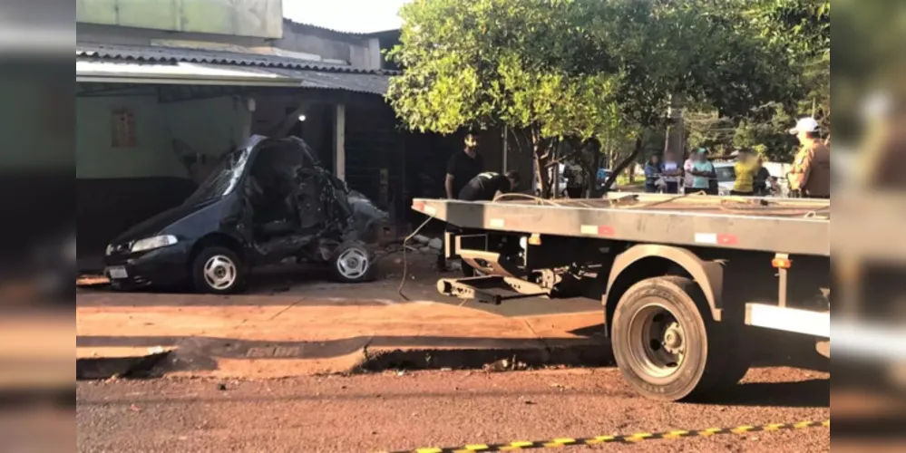 Com o impacto, o carro ficou bastante danificado e uma das paredes da mercearia foi destruída