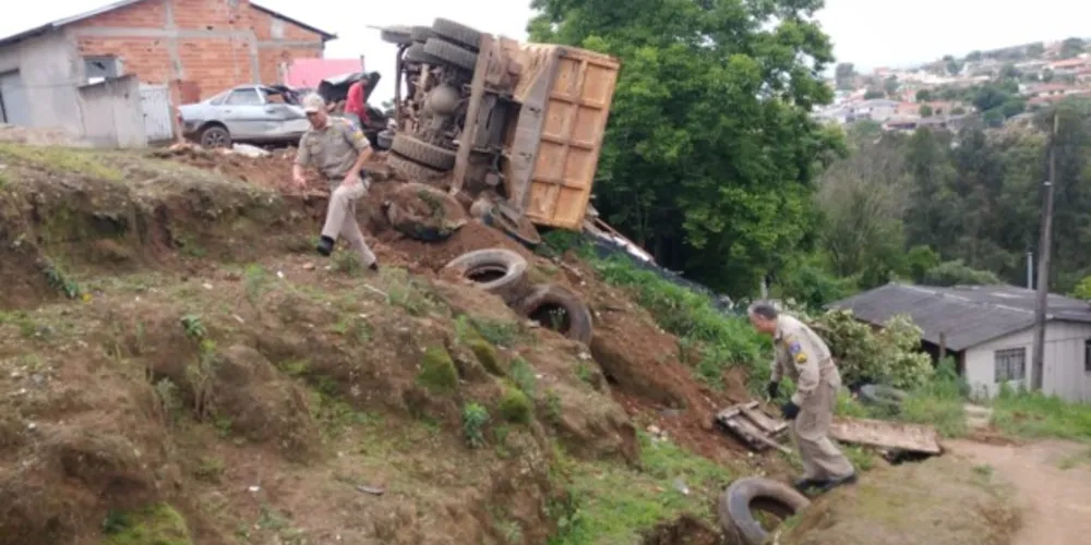 Acidente aconteceu na manhã desta segunda-feira (17), na Rua Teixeira de Freitas
