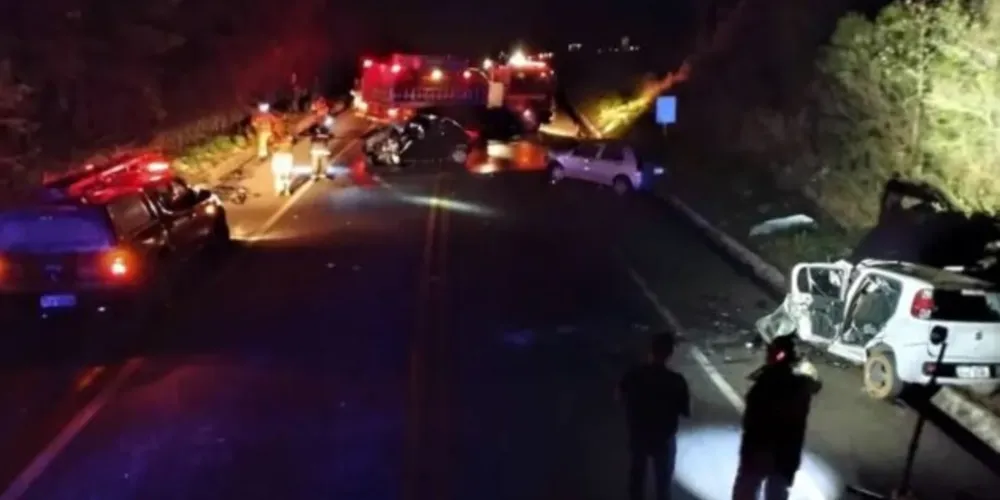 Por causa dos impactos da batida, o trânsito ficou interditado nos dois sentidos