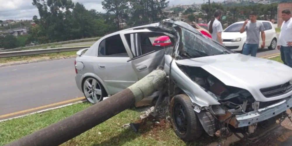 O grave acidente aconteceu por volta das 12h45 desta segunda-feira (12)