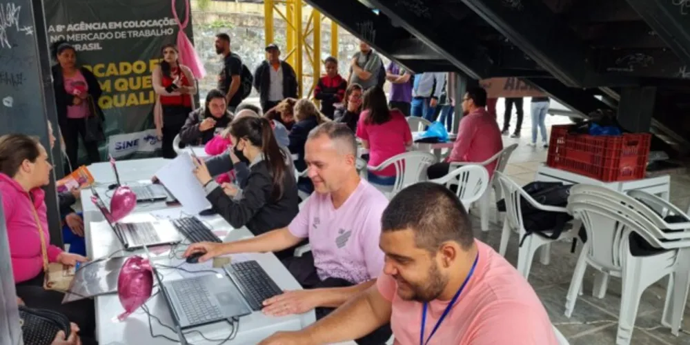 A iniciativa, promovida pela Prefeitura de Ponta Grossa, levou cerca de 450 vagas de emprego para serem oferecidas no Terminal Central