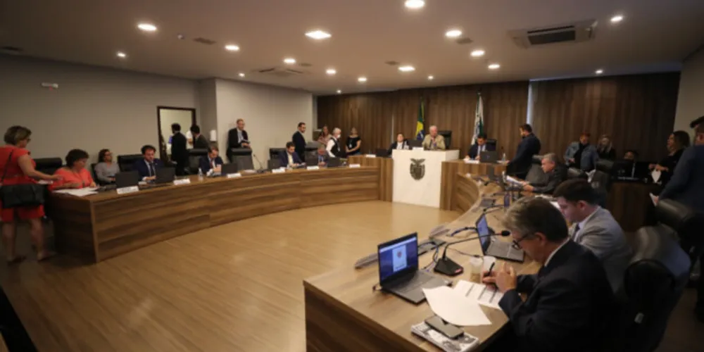 As propostas que tramitam em regime de urgência voltam à pauta de discussão nesta terça