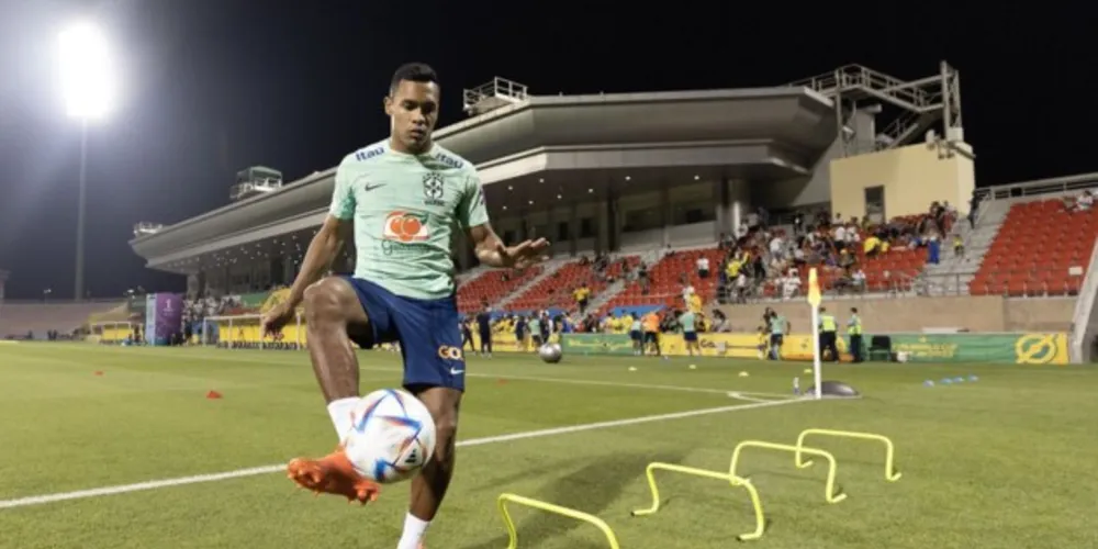 Alex Sandro de volta aos treinos da Seleção.