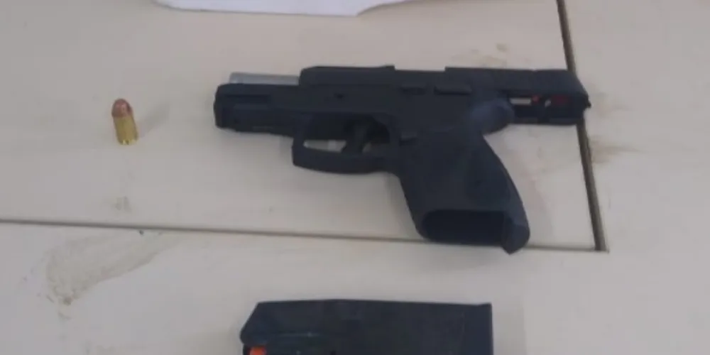 Pistola localizada no automóvel é de marca Taurus, calibre .40